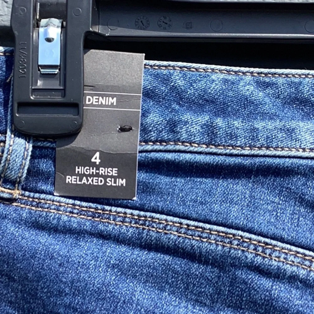 NWT White House Black Market High Rise Relaxed Slim Crop Jean Size 4 - Picture 5 of 8